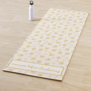 Weißes Weinglas Namaste vor Chardonnay Yogamatte