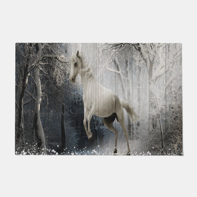 Weißes Winterpferd im Bergwald Fußmatte (Vorderseite)