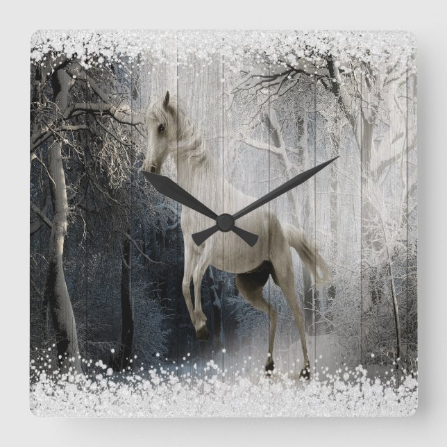 Weißes Winterpferd im Bergwald Quadratische Wanduhr (Vorderseite)