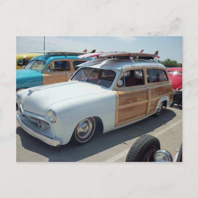 Weißes Woody mit Surfbrett. Postkarte (Vorderseite)