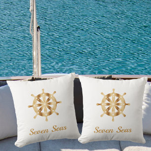 Weißes Yachtboot Name goldenes Lenkrad Küstenstrei Kissen