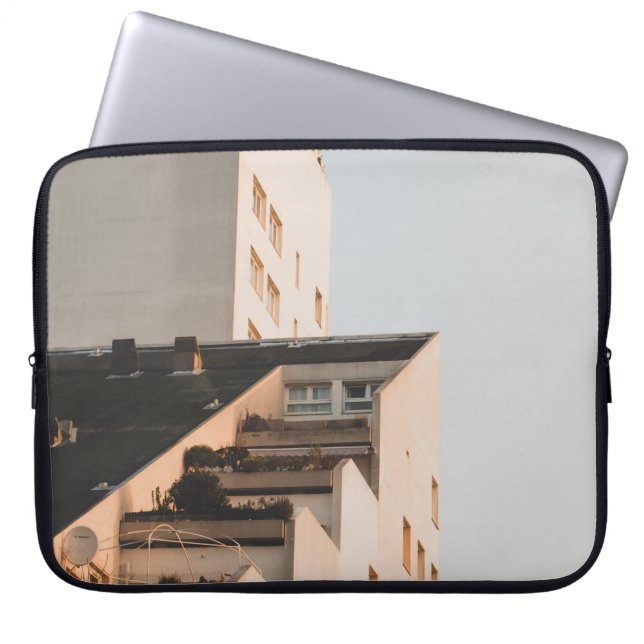 WEISSKONKRETES GEBÄUDE LAPTOPSCHUTZHÜLLE (Vorderseite)