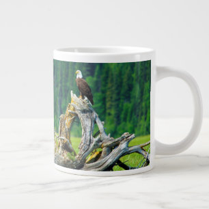 Weißkopfseeadler auf einem Ast sitzend Jumbo-Tasse