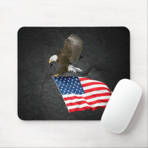 Weißkopfseeadler fliegt mit einer amerikanischen F Mousepad