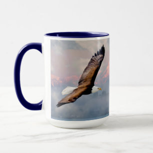 Weißkopfseeadler fliegt über schneebedeckte blaue  tasse