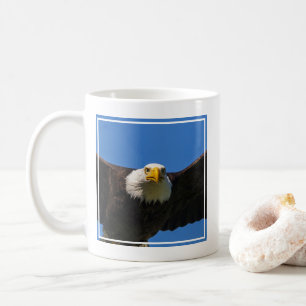 Weißkopfseeadler Flug nah Kaffeetasse