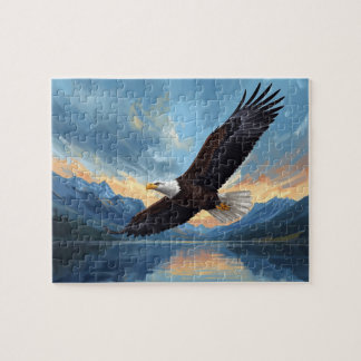 Weißkopfseeadler über Bergsee bei Sonnenuntergang