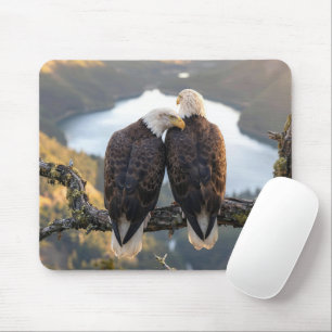 Weißkopfseeadler über einem Bergsee Mousepad