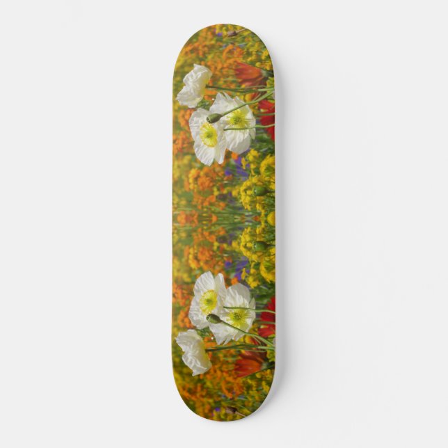 Weißmohn, die um die farbenfrohen Blume wachsen Skateboard (Vorderseite)