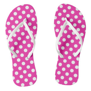 Weißpolka-Punkte auf Fuchsia Flip Flops