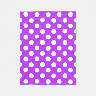 Weißpolka Punkte auf leuchtend lila Fleecedecke