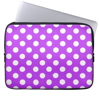 Weißpolka Punkte auf leuchtend lila Laptopschutzhülle