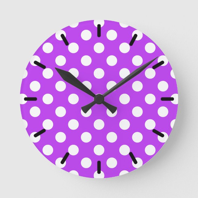 Weißpolka Punkte auf leuchtend lila Runde Wanduhr (Vorderseite)