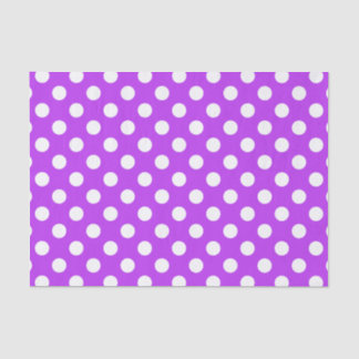 Weißpolka Punkte auf leuchtend lila Seidenpapier