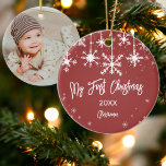 Weißschneeelegant Rot mein erstes Weihnachtsfest F Keramik Ornament<br><div class="desc">Feiern Sie Ihr Baby mit diesem modernen weißen Schnee und hängenden Schneeflocken in weißen eleganten Weihnachtsschmuck auf Rot. Fügen Sie Ihrem Baby das Foto hinzu.</div>