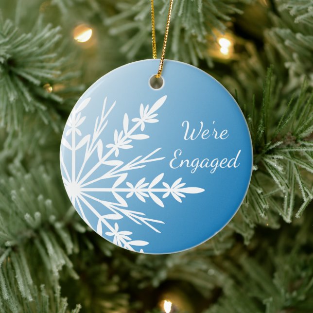 Weißschneeflocke auf blaue Verlobung Keramikornament (Baum)