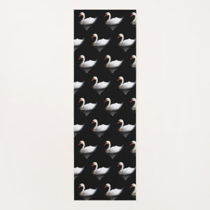 Weißschwan auf schwarz yogamatte