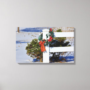 Weißzaun mit Schnee und eine Leinwand mit Bow-Stre