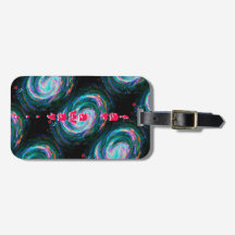 Weit entfernt grüne Spiralgalaxien im Weltraum