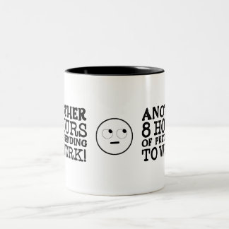 Weitere 8 Stunden vorgeben, niedlich zu arbeiten Zweifarbige Tasse