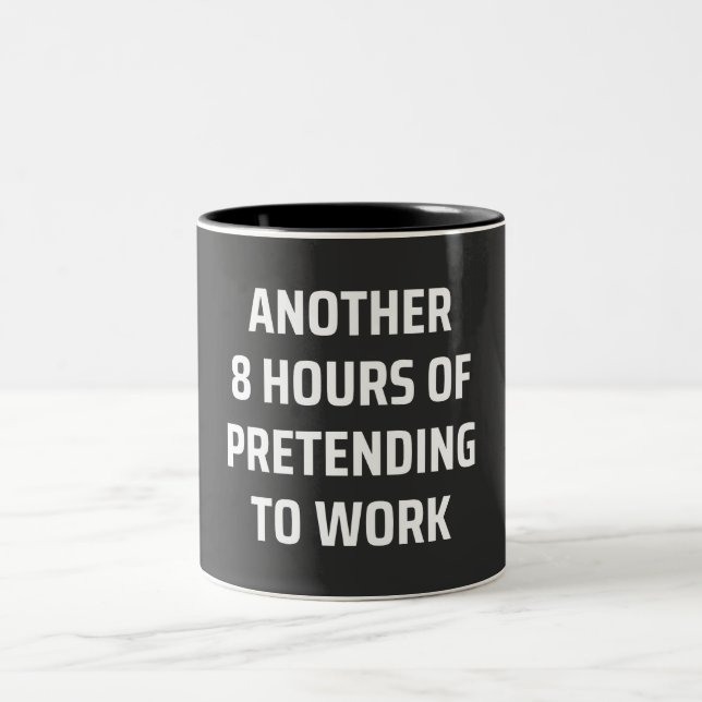 weitere 8 Stunden vorgeben zu arbeiten Zweifarbige Tasse (Mittel)