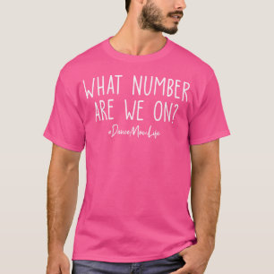 Welche Zahl haben wir auf der lustigen, fröhlichen T-Shirt
