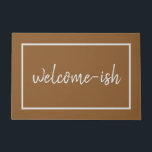 "Welcome-ish" Funny Introvert Antisocial Fußmatte<br><div class="desc">Es ist lustig,  weil es wahr ist. Du bist willkommen. Diese humorvolle Türmatte ist für Introvertierte,  sozial und sozial Unbehagliche,  die Gäste mit ein wenig Zögern und vielleicht sogar etwas Angst empfangen. Einfache,  elegante Schrift-Typografie auf einem taupe,  cocomat-farbenen Hintergrund. Unerwartet,  sonderbar und nur ein wenig sarkastisch.</div>