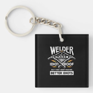 Welder versucht, Dinge herzustellen Schlüsselanhänger