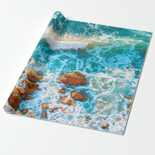Wellen auf einem felsigen Strand bei Sonnenunterga Geschenkpapier