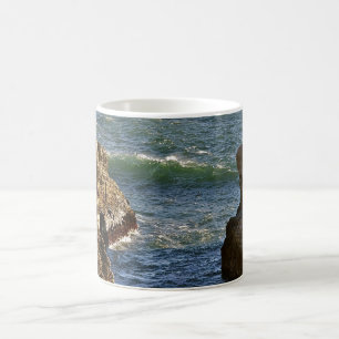 WELLEN, DIE AN DER FELSIGEN KALIFORNIEN-KÜSTE KAFFEETASSE