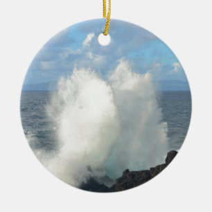 Wellen, die auf einem vulkanischen Ufer brechen Keramikornament