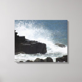 Wellen, die auf Steinen abstürzen Leinwanddruck