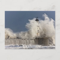 Wellen, die gegen einen Leuchtturm abstürzen
