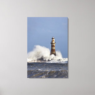 Wellen, die gegen Roker Leuchtturm zusammenstoßen Leinwanddruck