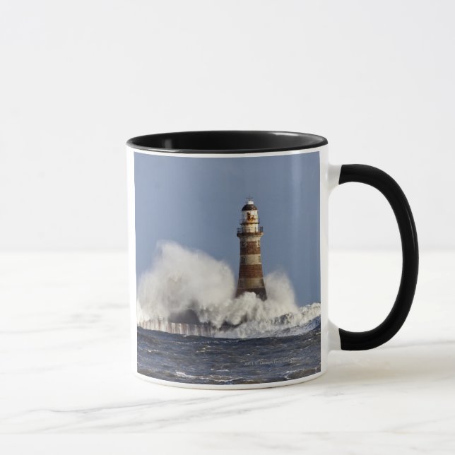 Wellen, die gegen Roker Leuchtturm zusammenstoßen Tasse (Rechts)