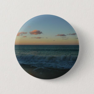 Wellen, die in der Sonnenuntergang-Landschaft abst Button