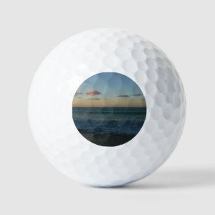 Wellen, die in der Sonnenuntergang-Landschaft abst Golfball