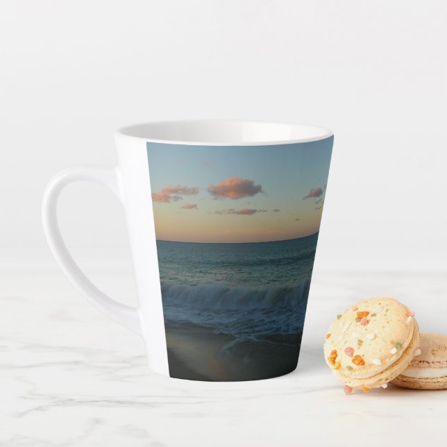 Wellen, die in der Sonnenuntergang-Landschaft abst Milchtasse (Beispiel)