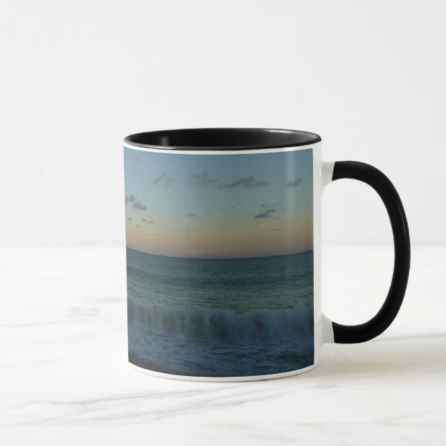 Wellen, die in der Sonnenuntergang-Landschaft abst Tasse (Rechts)