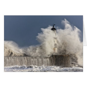 Wellen, die oben gegen einen Leuchtturm