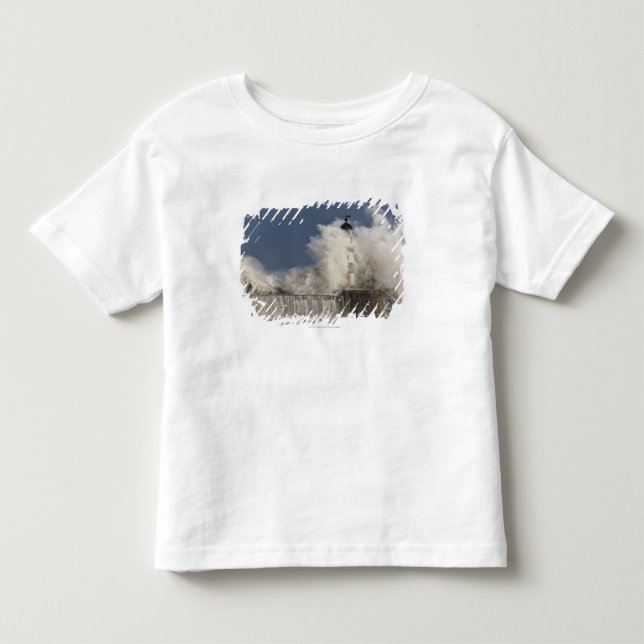 Wellen, die oben gegen einen Leuchtturm Kleinkind T-shirt (Vorderseite)