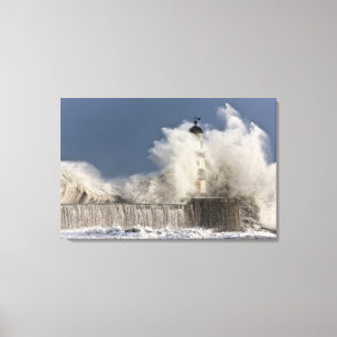 Wellen, die oben gegen einen Leuchtturm Leinwanddruck