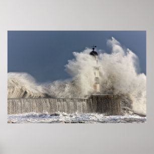 Wellen, die oben gegen einen Leuchtturm Poster