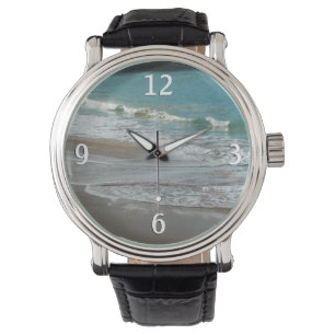 Wellen, die sich am türkisblauen Meer am Strand sa Armbanduhr