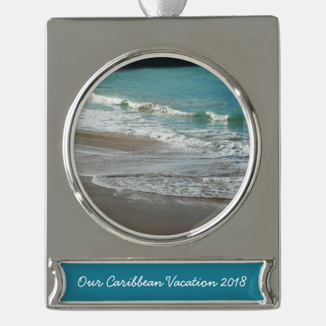 Wellen, die sich am türkisblauen Meer am Strand sa Banner-Ornament Silber (Vorderseite)