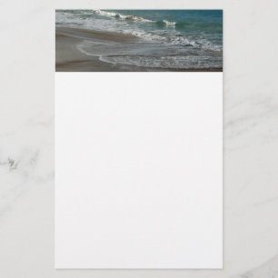 Wellen, die sich am türkisblauen Meer am Strand sa Briefpapier