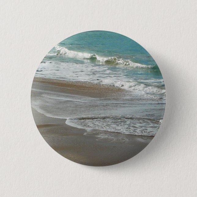 Wellen, die sich am türkisblauen Meer am Strand sa Button (Vorderseite)