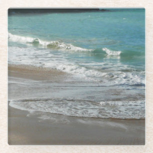 Wellen, die sich am türkisblauen Meer am Strand sa Glasuntersetzer