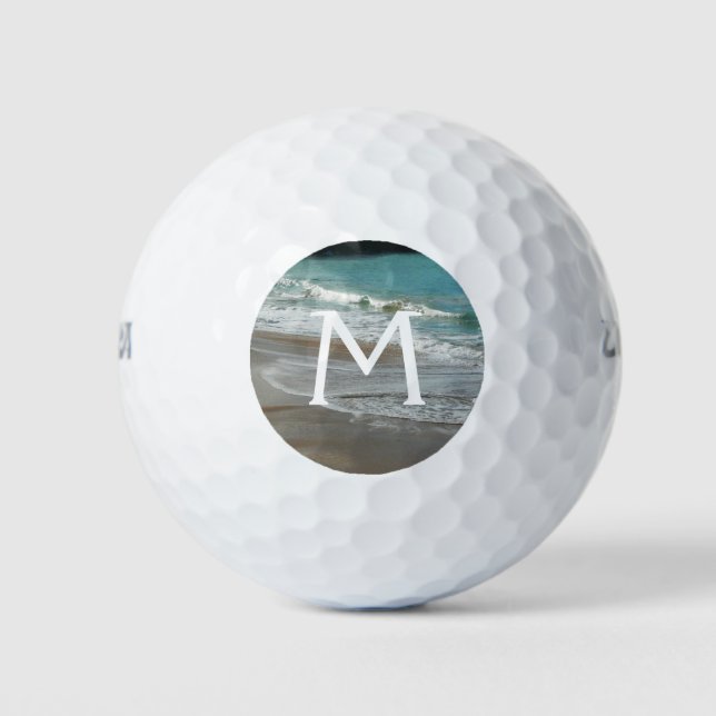 Wellen, die sich am türkisblauen Meer am Strand sa Golfball (Vorderseite)