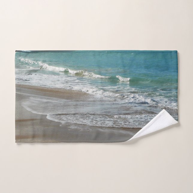 Wellen, die sich am türkisblauen Meer am Strand sa Handtuch (Handtuch)